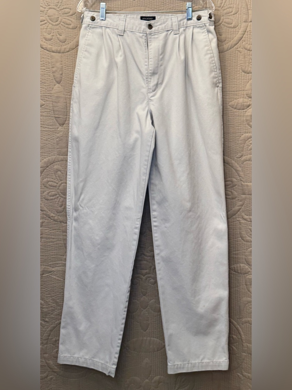 Men's Dockers- Classic Fit Pleated Chino Trousers in off white/light stone color